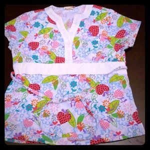 Small scrub top with side pockets